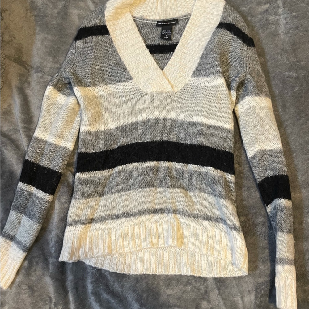 New York and company sweater size small